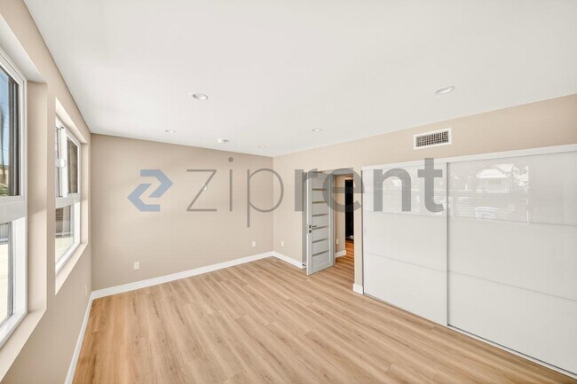 Building Photo - 225 N Burlington Ave
