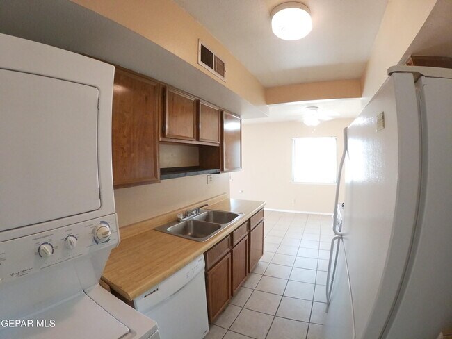 Building Photo - 2403 Red Sails Dr