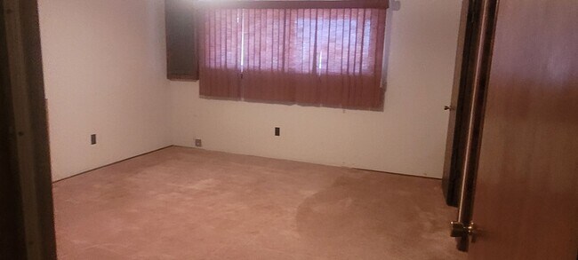 Building Photo - 2 Story Brick 4/5 bedroom 2.5 Bath with Ga...