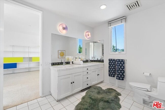 Building Photo - 211 S Valley St