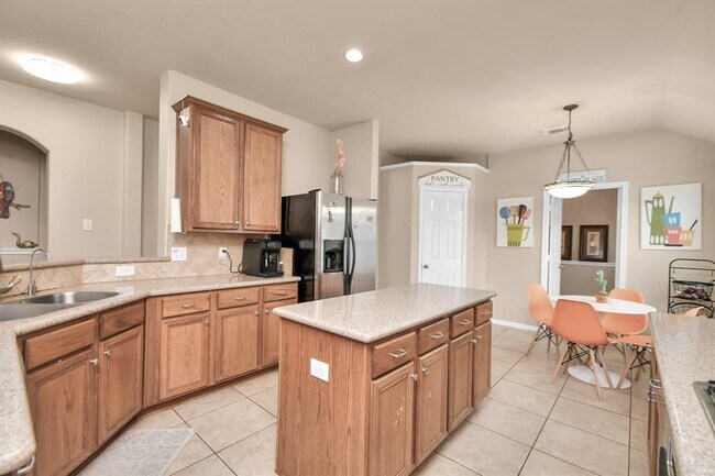 Building Photo - 2103 Breezeway Ln