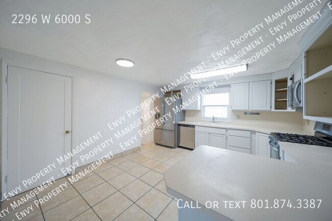 Building Photo - Spacious 3 Bed, 3 Bath Pet-Friendly Home w...