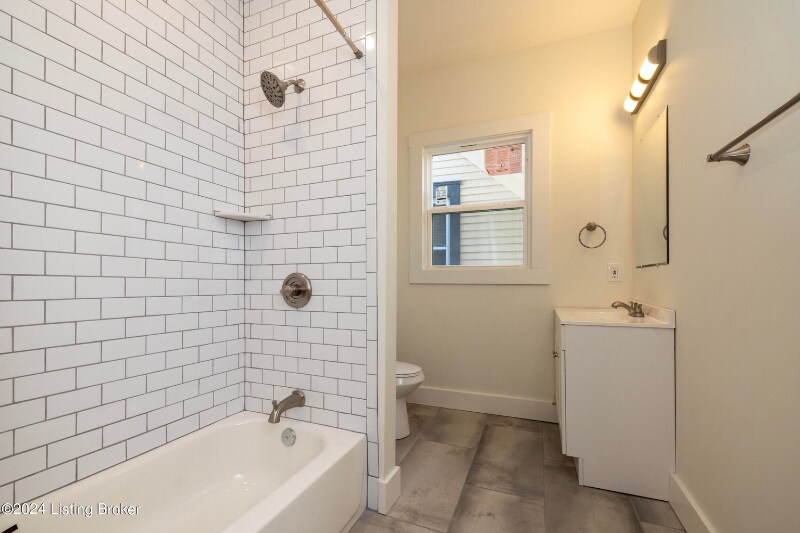 Building Photo - 426 E Oak St