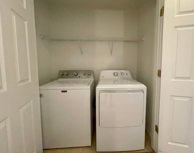 Building Photo - Townhome -2 bed 2.5 bath + bonus area