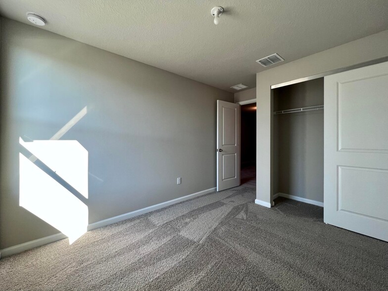 Building Photo - 5656 Mentmore Dr