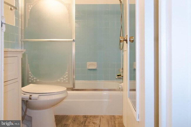 Building Photo - 37 Canterbury Square