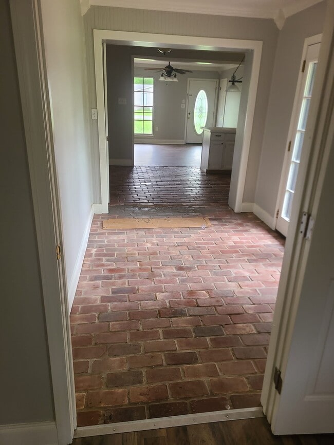 Building Photo - 3218 Seminole Dr