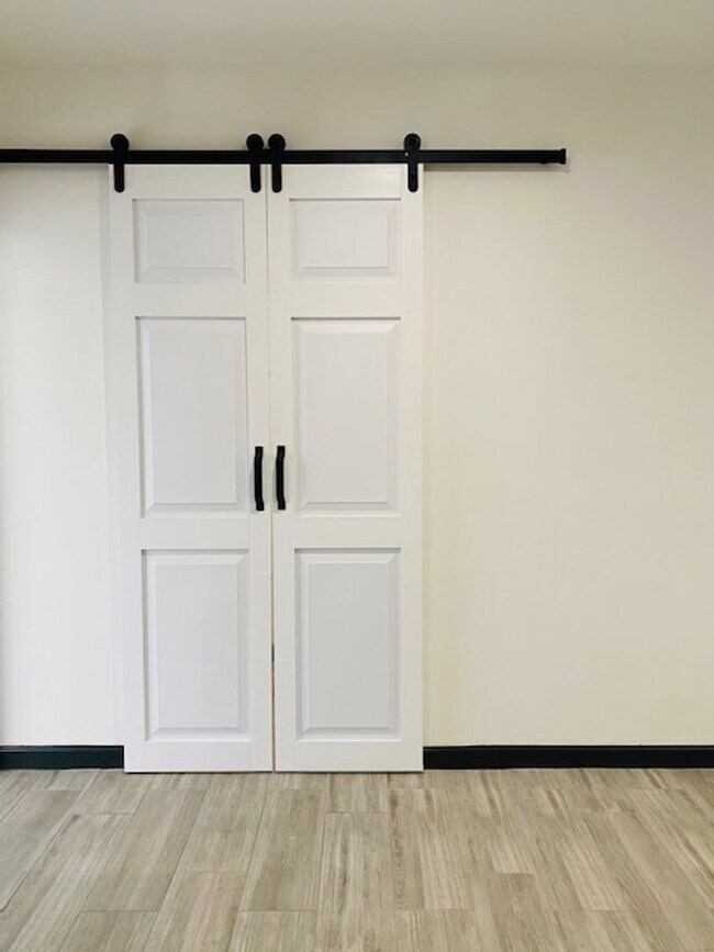 Building Photo - Modern Centrally Located 3 bed, 2 bath w/Large back yard