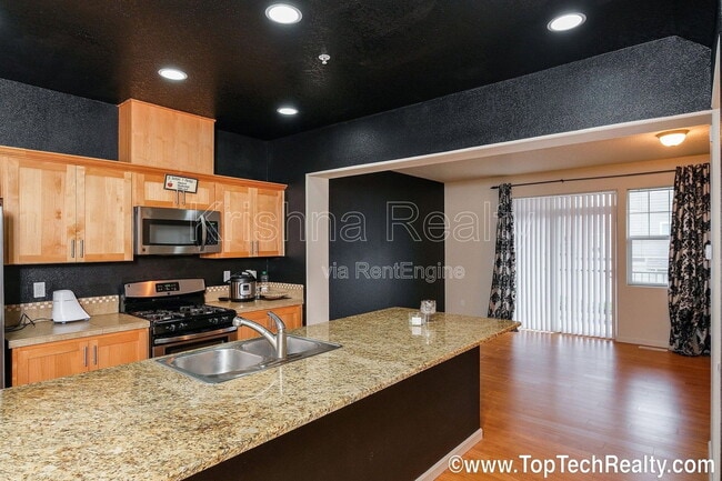 Building Photo - 477 NE Edgeway Drive
