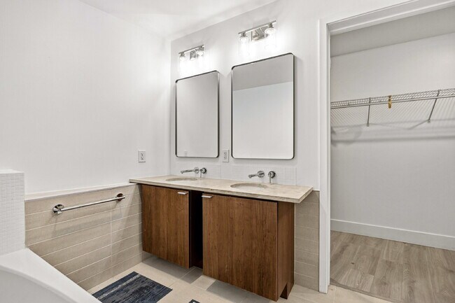 Building Photo - "Experience Urban Elegance: Spacious 2BR/2BA Condo in the Heart of Tampa!"
