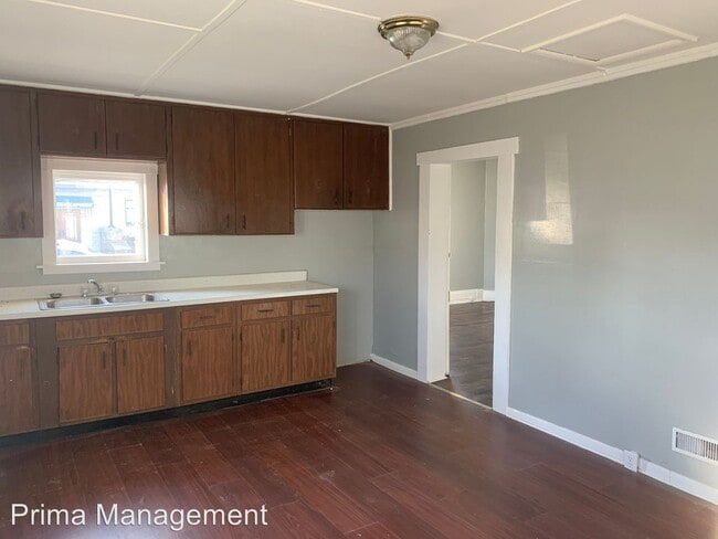 Building Photo - 2200 E 5th St