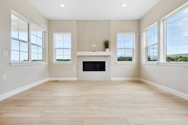 Building Photo - Gorgeous Ranch with 4 BR/3 1/2 Baths in Li...