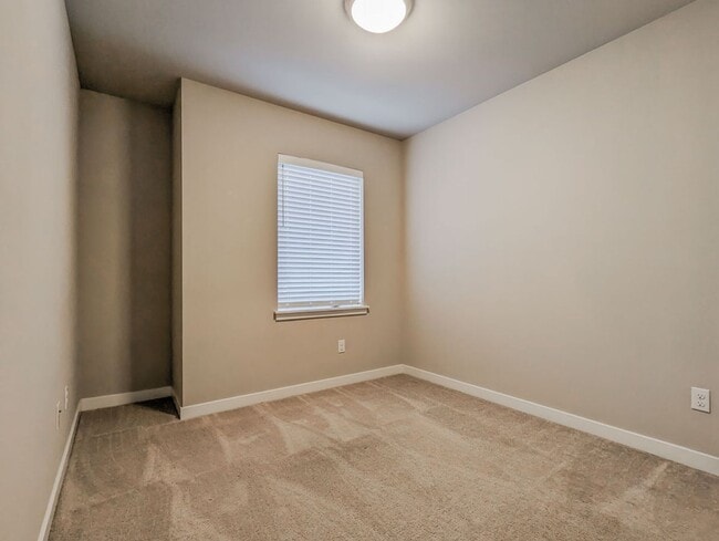 Building Photo - **Move-In Special** Fully upgraded 3 bed 2...
