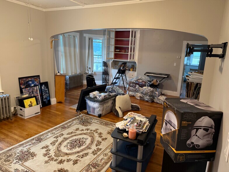 2 large living rooms - 18 Summer St