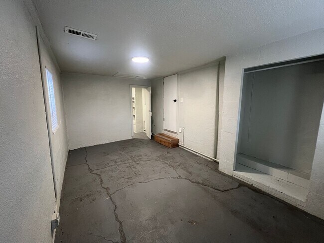 Building Photo - 2 Bed 1 Bath House in Westwood Neighborhood