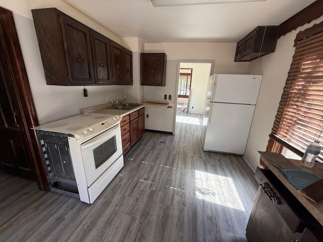 Building Photo - 3 Bedroom- Walking distance to Mud Lake