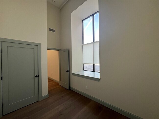 Building Photo - 160 Seabury St