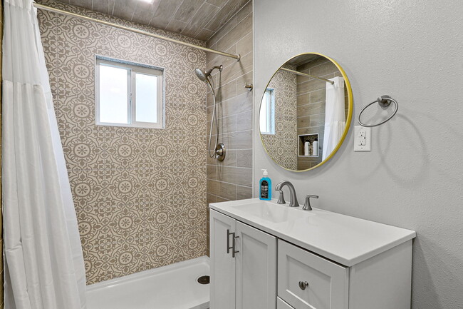 Full Bathroom - 5200 Carousel Dr