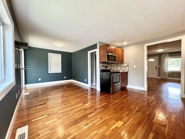 Building Photo - 6543 SE Borwick St