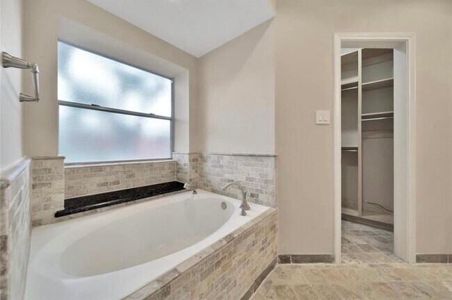 Building Photo - 12922 Lentando Dr