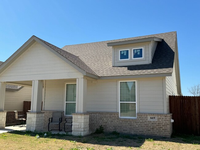 Building Photo - 3/2 - Godley ISD - HOME for the Holidays