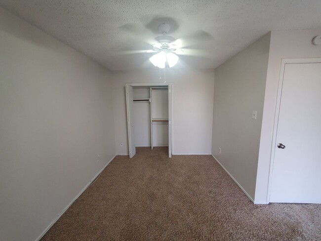 Building Photo - AVAILABLE NOW!!! Cozy 2 bedroom, 2 bath ha...