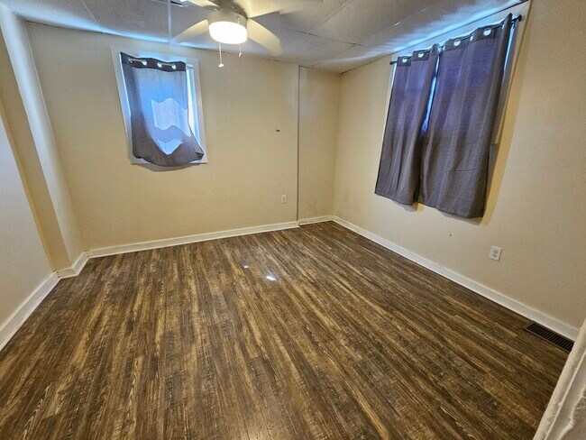 Building Photo - 526 Ridge St