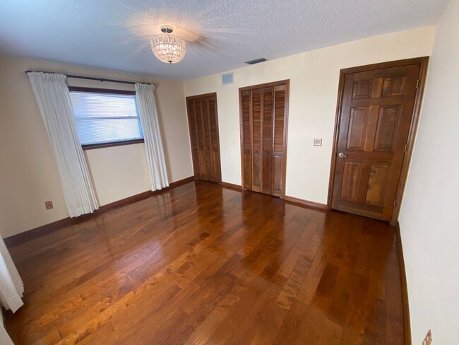 Building Photo - Beautiful 2/2/2 Deltona home