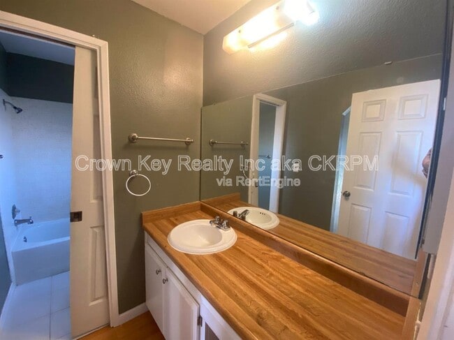 Building Photo - 80 Portola Way