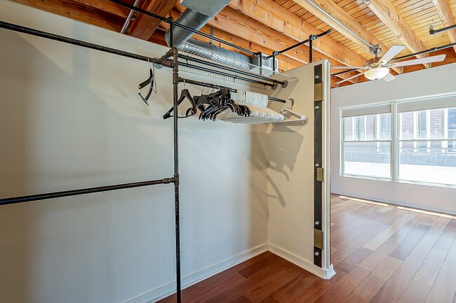 Building Photo - Live Downtown! Move Right In!