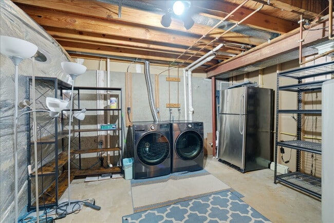 Building Photo - Updated 3BR / 2.5BA Townhome in Summit Chase – Over 1,900 Sq Ft with Deck & Fenced Patio!