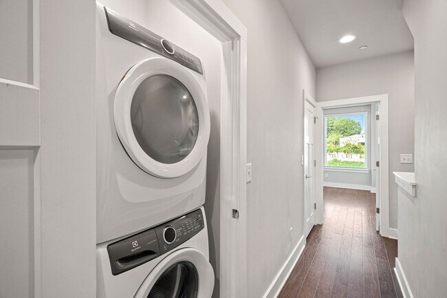 Building Photo - Like New Townhome Ready for Immediate Move-In!!! Bryant Park in West End