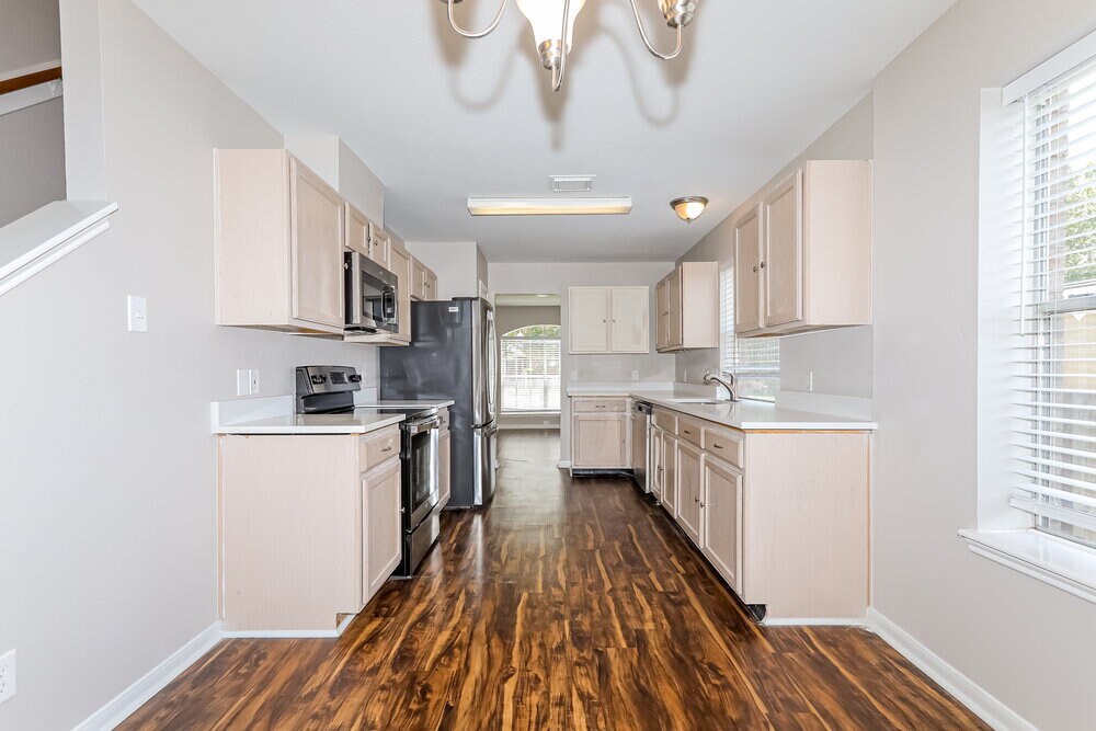 Building Photo - 10410 Enchanted