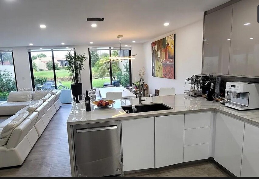 Building Photo - 9925 Costa del Sol Blvd