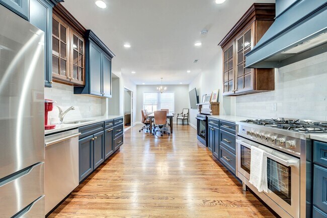 Building Photo - CONDO ON THE HILL 3 BED 1 BATH - Hardwood Floors & Renovated Luxury Kitchen