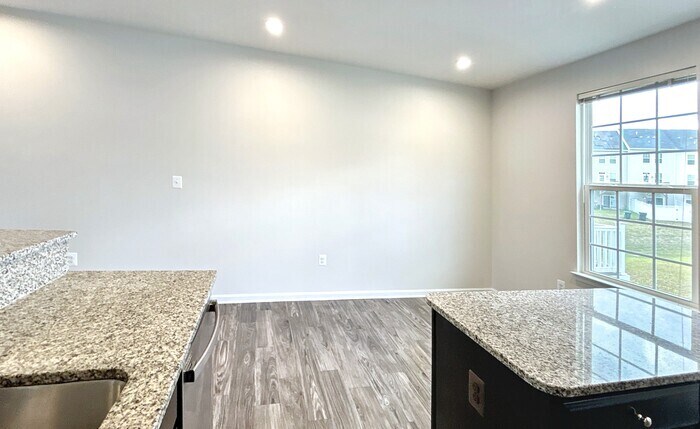 Building Photo - 502 River Crest Way