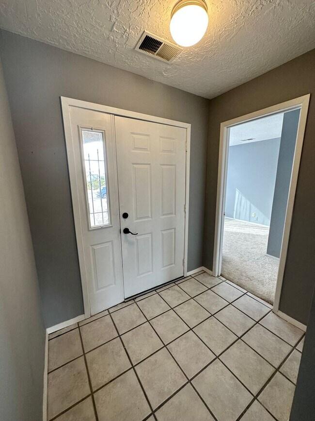 Building Photo - 3 Bedroom 2 Bathroom New flooring
