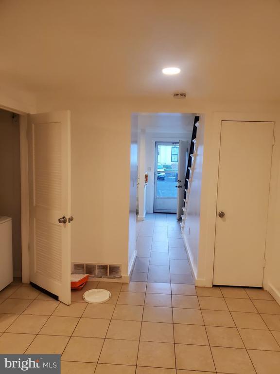 Building Photo - 1909 Dutch Village Dr