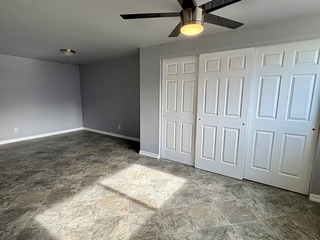 Building Photo - 240 Circle Dr