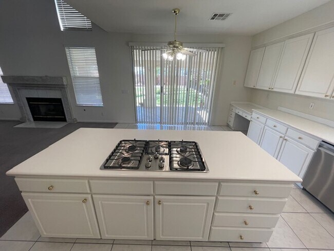 Building Photo - FANTASTIC SPACIOUS HOME LOCATED IN GATED C...