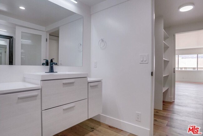 Building Photo - 435 N Oakhurst Dr