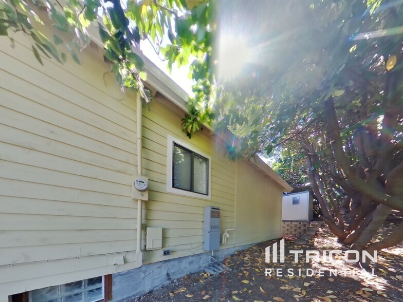 Building Photo - 5555 Madrona Ave NE