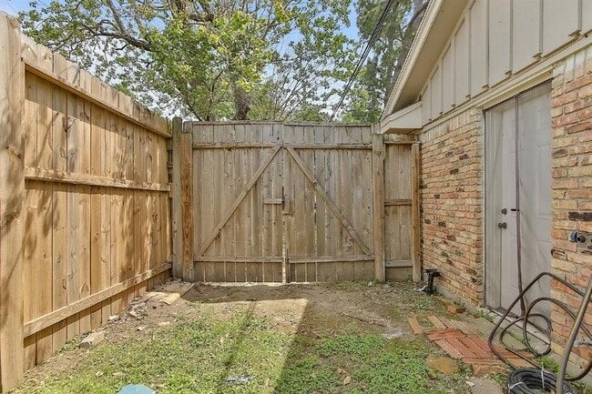 Building Photo - 1719 Longhorn Dr