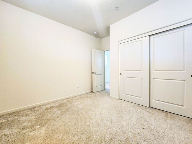 Building Photo - 4 Bedroom Home in W Section
