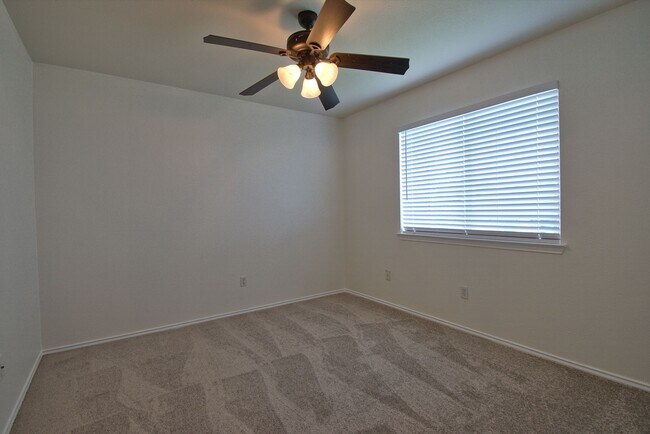 Building Photo - Well Maintained 4 Bed House in Kyle