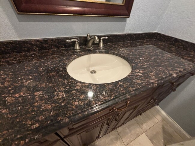 Building Photo - Beautiful 3 bed 2.5 bath townhouse in Spanish Trails!