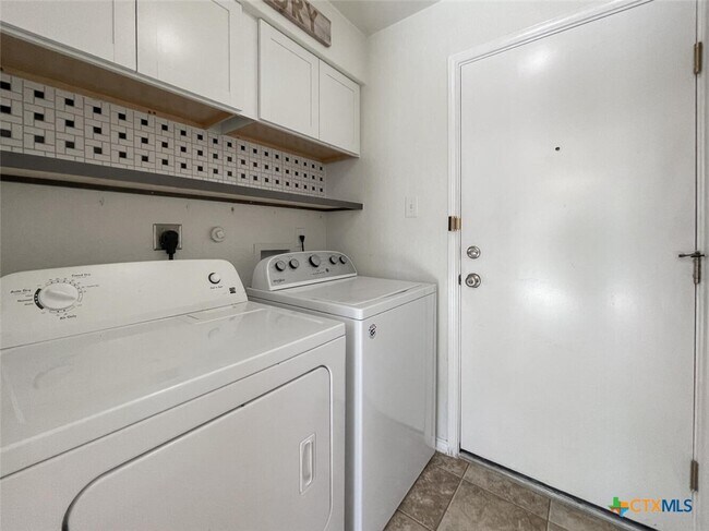 Building Photo - 2237 Stoneleigh Dr