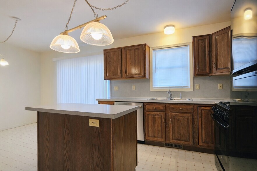 Building Photo - 83 Brookfield Rd