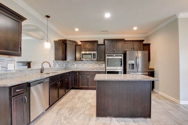 Building Photo - Sharp 4 bedroom HUGE house off exit 1 of I 24