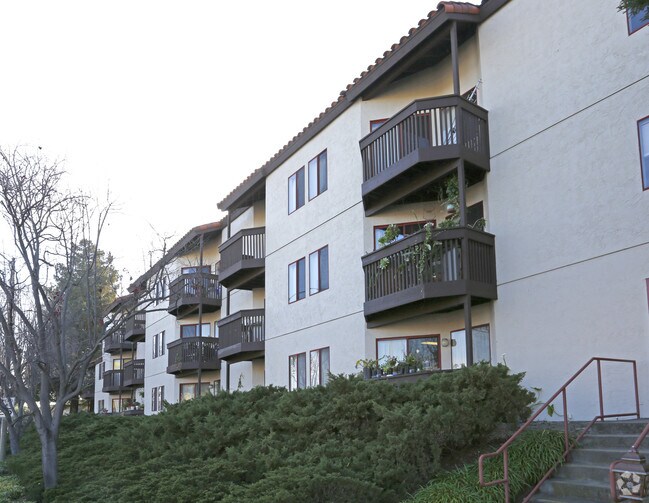 Building Photo - Plaza De Las Flores